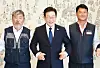 President Lee Jae Myung, center, poses for a photo with Kim Dong-myung, left, chair of the Federation of Korean Trade Unions, and Yang Kyung-soo, leader of the Korean Confederation of Trade Unions, during their luncheon at the presidential office in Seoul on Sept. 4. [YONHAP]