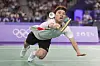 Japan's Kodai Naraoka plays Korea's Jeon Hyeok-jin in the men's singles badminton group stage match in Paris on Wednesday. [AP/YONHAP]