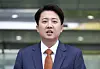 Lee Jun-seok, presidential candidate of the Reform Party, holds a press conference in front of the National Assembly Communication Center in Yeouido, western Seoul, on May 27. [JOONGANG ILBO]