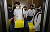Investigators from the special counsel lead by special prosecutor Min Joong-ki raid Reform Party leader Lee Jun-seok's residence in Nowon District, northern Seoul on July 28. [JOINT PRESS CORPS]