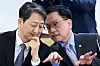 Deputy Prime Minister and Minister of Economy and Finance Choi Sang-mok, right, and Minister of Trade, Industry and Energy Ahn Duk-geun, who serve as joint chief delegates for the Korea-U.S. '2+2' trade talks, attend a meeting of the Economic Security Strategy Task Force at the Government Complex Seoul on April 21. [YONHAP]