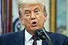 U.S. President Donald Trump announce an additional $100 billion Apple investment in the U.S. in the Oval Office of the White House in Washington on Aug. 6. [EPA/YONHAP]
