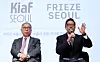 Hwang Dal-seung, president of the Galleries Association of Korea, left, and Patrick Lee, director of Frieze Seoul, speak during a news conference for the upcoming KIAF Seoul and Frieze Seoul in central Seoul on Thursday. [NEWS1]