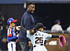 Ken Griffey Jr., center, helps two Korean little league players throw out the ceremonial first pitch before Game 2 of the Seoul Series at Gocheok Sky Dome in western Seoul on Thursday.  [NEWS1]