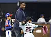 Ken Griffey Jr., center, helps two Korean little league players throw out the ceremonial first pitch before Game 2 of the Seoul Series at Gocheok Sky Dome in western Seoul on Thursday. [NEWS1]
