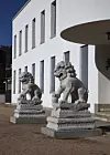 A pair of stone lion statues stands in front of Bohwagak at Kansong Art Museum in Seongbuk District, central Seoul. [NATIONAL MUSEUM OF KOREA]