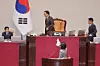 Rep. Na Kyung-won of the People Power Party complains to National Assembly Speaker Woo Won-shik for turning off her microphone during her filibuster at the National Assembly in western Seoul on Dec. 9. [NEWS1]