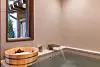 The bathtub at the Blue Dot Stay [PROUDLEE]