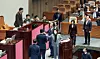 Rep. Na Kyung-won of the People Power Party complains after National Assembly Speaker Woo Won-shik turned off her microphone during her filibuster at the National Assembly in western Seoul on Dec. 9. [KIM SEONG-RYONG]