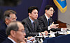 Kang Hoon-sik, the presidential chief of staff, center, is seen during a meeting at the presidential office in Yongsan, central Seoul, on Dec. 8. [JOINT PRESS CORPS]