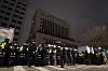 Police ramp up security at the Seoul Western District Court in Mapo District, western Seoul, following the issuance of an arrest warrant for impeached President Yoon Suk Yeol on Jan. 19. [NEWS1]
