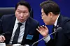 President Lee Jae Myung, right, speaks to SK Chairman Chey Tae-won, left, during the ″AI Global Cooperation Business Roundtable” held at the Ulsan Exhibition and Convention Center in Ulsan on June 20. [YONHAP]