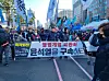 Protesters rally in front of the National Assembly complex in Yeouido, western Seoul, on Saturday. [KIM MIN-YOUNG]
