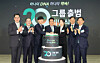 Hana Financial Group Chairman and CEO Ham Young-joo, center, and other group executives pose for a photo during a ceremony to celebrate the 20th anniversary of the group’s founding at its Myeongdong headquarters on Dec. 1. [HANA FINANCIAL GROUP]
