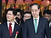 Independent presidential candidate Han Duck-soo, right, and People Power Party candidate Kim Moon-soo, left, are seen at an event celebrating Buddha's Birthday at Jogye Temple in Jongno District, central Seoul, on May 5. [JOINT PRESS CORPS]