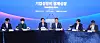 Finance Minister Koo Yun-cheol, third from left, speaks during the launching ceremony of the Business Growth Forum hosted by the Korea Chamber of Commerce & Industry, the Federation of Korean Industries and the Federation of Middle Market Enterprises at Lotte Hotel in Jung District, central Seoul on Sept. 4. [YONHAP]