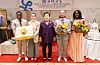 Unification Church leader Han Hak-ja, center, poses for a commemorative photo with foreign followers holding bouquets and gifts at the church's East Garden in New York on Jan. 6. [SCREEN CAPTURE]