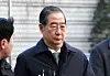 Former Prime Minister Han Duck-soo arrives at the Seoul Central District Court in Seocho District, southern Seoul, to attend the reading of the verdict in his trial on charges of aiding an insurrection on Jan. 21. [NEWS1]