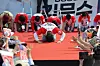 People Power Party presidential candidate Kim Moon-soo makes a deep bow to appeal for voter support in Ansan Culture Square in Ansan, Gyeonggi, on May 29. [YONHAP]