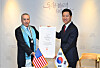 U.S. Ambassador to Korea Philip Goldberg, left, receives the honorary citizenship certificate from Seoul Mayor Oh Se-hoon during a ceremony held at the City Hall in central Seoul on Dec. 26. [SEOUL METROPOLITAN GOVERNMENT]