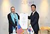 U.S. Ambassador to Korea Philip Goldberg, left, receives the honorary citizenship certificate from Seoul Mayor Oh Se-hoon during a ceremony held at the City Hall in central Seoul on Dec. 26. [SEOUL METROPOLITAN GOVERNMENT]