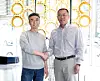 Euisun Chung, then senior vice chairman of Hyundai Motor Group, right, poses for a photo with Song Chang-hyeon, then CEO of 42dot, after discussing mobility services at Hyundai Motorstudio Seoul in Gangnam District, southern Seoul, on April 15, 2019. [HYUNDAI MOTOR GROUP]