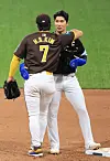 San Diego Padres shortstop Kim Ha-seong hugs former teammate Kim Hye-seong during an exhibition game between the Padres and the Korean national team at Gocheok Sky Dome in western Seoul on Sunday. [NEWS1]
