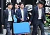 Members of Special Counsel Min Joong-ki’s team investigating various allegations involving former First Lady Kim Keon Hee carry boxes of seized items after completing a raid of Seohee Construction’s headquarters in southern Seoul on Aug. 11. [NEWS1]