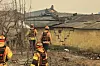 Firefighters work to extinguish a large wildfire in Goesan-ri in Uiseong County in North Gyeongsang on the March 22. [YONHAP]