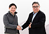 SK Networks President and Chief Operating Officer Choi Sung-hwan, left, and Qualcomm Asia-Pacific President Kwon Oh-hyung pose for the camera after a meeting in central Seoul in December 2024. [SK NETWORKS]