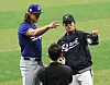 Won Tae-in, right, talks to Tyler Glasnow during a youth clinic held at Gocheok Sky Dome in western Seoul on Saturday. [YONHAP]