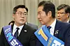 Democratic Party chair contenders Park Chan-dae (left) and Chung Cheong-rae speak during a joint campaign speech for the Aug. 2 leadership election at the party’s headquarters in Yeouido, western Seoul, on July 20. [YONHAP]