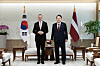 President Yoon Suk Yeol, right, and his Latvian counterpart, Edgars Rinkevics, pose for a photo during their summit at the presidential office in central Seoul on Thursday. [YONHAP]