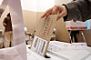 A voter casts their ballot at an early voting center in Jongno District, central Seoul on May 30, the second day of early voting for the 21st presidential election. [NEWS1]