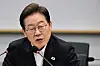 Democratic Party presidential candidate Lee Jae-myung speaks during a meeting with chip industry experts at SK hynix's Icheon campus on April 28. [NEWS1]