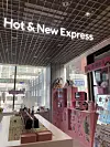 Customers can make customizable accessories at the Hot & New Express zone [KIM JU-YEON]