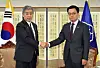 Acting President Choi Sang-mok, right, shakes hands with Japanese Foreign Minister Takeshi Iwaya prior to their meeting in Seoul on Jan. 14. [YONHAP]