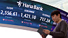 A screen in Hana Bank's trading room in central Seoul shows Korean stock indexes on April 30. [NEWS1]