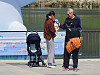 A photograph of director Hong Sang-soo and a woman presumed to be actor Kim Min-hee holding a baby emerged on online community sites on April 25. [SCREEN CAPTURE]