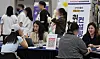 Young people consult job professionals at a job fair in Busan. [JOONGANG ILBO]