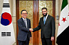 South Korean Foreign Minister Cho Tae-yul, left, and Syrian President Ahmed Al-Sharaa, right, shake hands during a meeting in Damascus on April 10. [MINISTRY OF FOREIGN AFFAIRS]