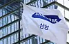 A flag with the Samsung logo flutters in the wind outside Samsung Electronics' offices in Seocho District, southern Seoul, on April 30. [NEWS1]