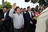 Democratic Party presidential candidate Lee Jae-myung waves to supporters outside a venue in Jeonju, North Jeolla, after a campaign event on May 7. [YONHAP]