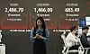 The Kospi, Kosdaq and exchange rates are displayed on the screen at a trading room at the Hana Bank headquarters in central Seoul. [YONHAP]