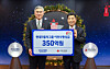 President of Hyundai Motor Company Sung Kim, left, and Community Chest of Korea president Kim Byung-joon pose for a photo during the delivery of a donation by Hyundai Motor to the charity organization's annual ″Hope 2026 Giving Campaign″ on Dec. 9. [HYUNDAI MOTOR]