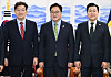 From left: Conservative People Power Party floor leader Kweon Seong-dong, National Assembly Speaker Woo Won-shik and Democratic Party floor leader Park Chan-dae pose for a photograph at a bipartisan meeting held at the National Assembly in western Seoul on March 4. [JOINT PRESS CORPS]