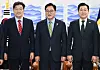 From left: Conservative People Power Party floor leader Kweon Seong-dong, National Assembly Speaker Woo Won-shik and Democratic Party floor leader Park Chan-dae pose for a photograph at a bipartisan meeting held at the National Assembly in western Seoul on March 4. [JOINT PRESS CORPS]