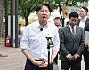 Reform Party's presidential candidate Lee Jun-seok answers questions from reporters during his campaign in Daegu on May 13. [YONHAP]