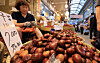 A basket of chestnuts is displayed for sale at a traditional market in Dongdaemun District, eastern Seoul on Sept. 14. Chestnut is often used for a Chuseok holiday ritual to honor ancestors, called Charye. [NEWS1]