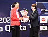 Chinese middle blocker Yu Zhang, left, and Gwangju Pepper Savings Bank AI Peppers head coach Chang So-yun at the Asia Quota draft at Jeju Sun Hotel & Casino in Jeju on Wednesday. [KOVO]